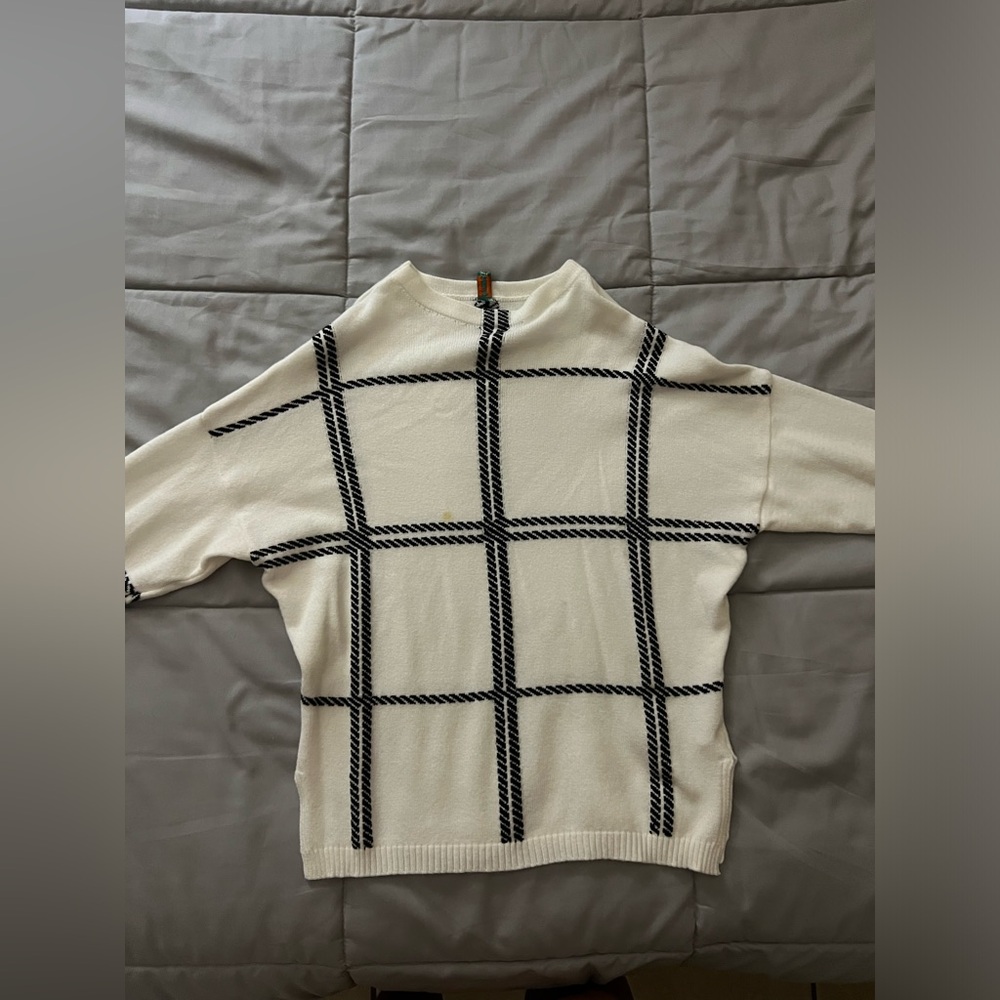 Sweater with flat neck and details